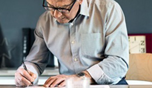 Mann macht einen Risikotest, um zu checken, ob bei ihm Herz-Kreislauf-Erkrankungen durch erhöhtes Cholesterin möglich sind