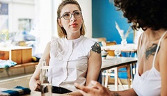 Zwei Frauen unterhalten und informieren sich über familiäre Hypercholesterinämie.