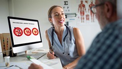 Ärztin erklärt dem Patienten die schwerwiegenden Folgen, wenn das LDL-Cholesterin zu hoch ist.