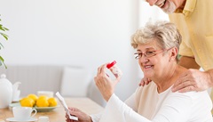 Frau, die sich über Cholesterinmedikamente, wie zum Beispiel Cholesterinsenker, informiert.