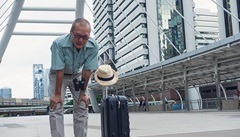 Mann mit Koffer, der an pAVK leidet, muss eine Zwangspause einlegen.