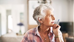 Frau überlegt, wie sie ihr LDL-Cholesterin senken kann. 