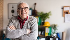 Mann mit guten HDL-Cholesterinwerten ist glücklich.