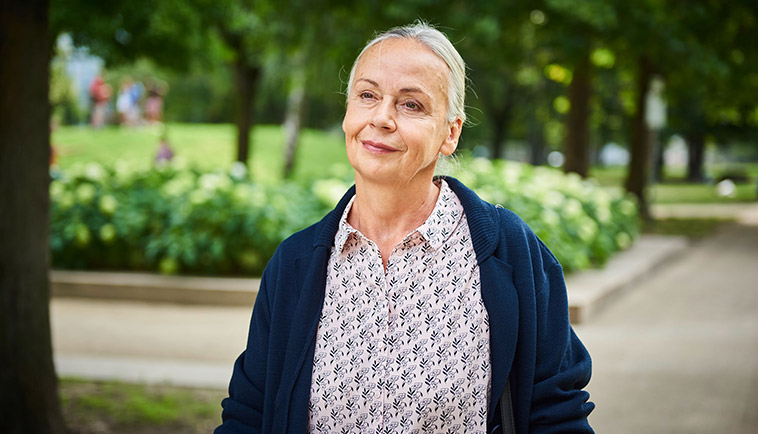 Frau ist froh, dass sie den Schlaganfall aufgrund von erhöhtem Cholesterin überstanden hat