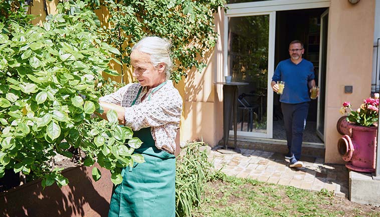Frau mit erhöhtem LDL-Cholesterin arbeitet im Garten - Bewegung kann das Schlaganfallrisiko senken