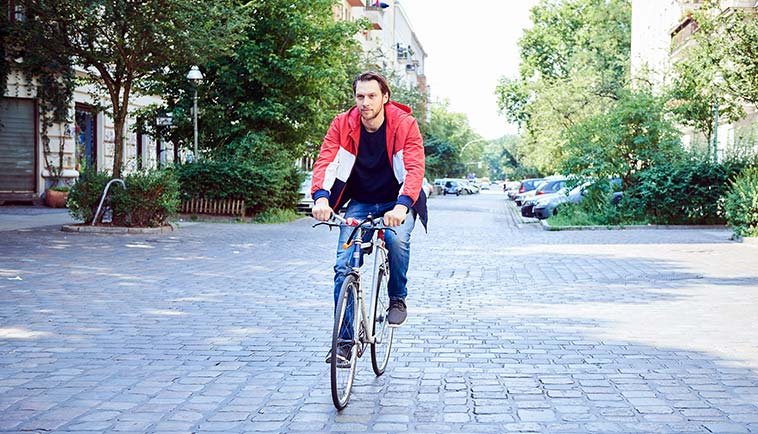 Fahrradfahren und Wandern - durch aktiven Lebensstil kann Cholesterin beeinflusst werden